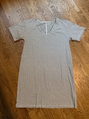 Able Brand V neck t shirt dress. Size small.